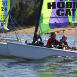 Enfants sur deux catamarans