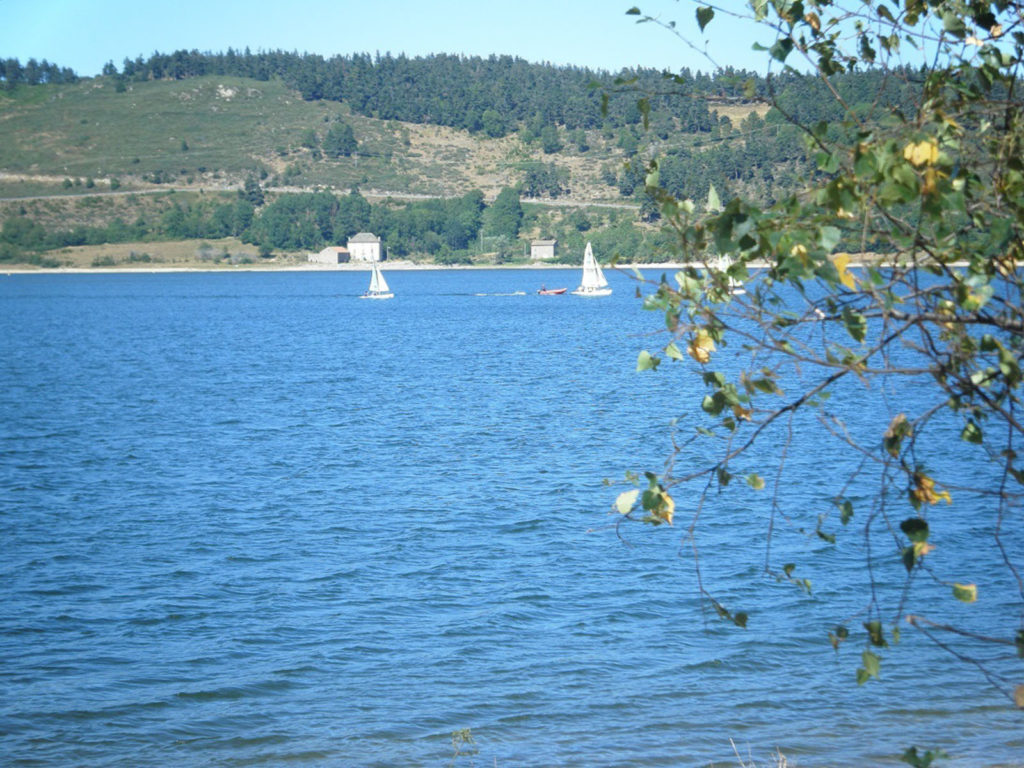 optimist sur le lac naussac enfants vacances lozère