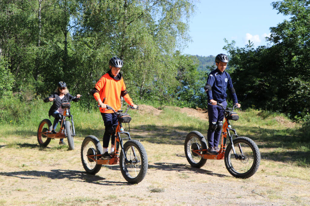 activités sportives avec les enfants autour du lac de naussac