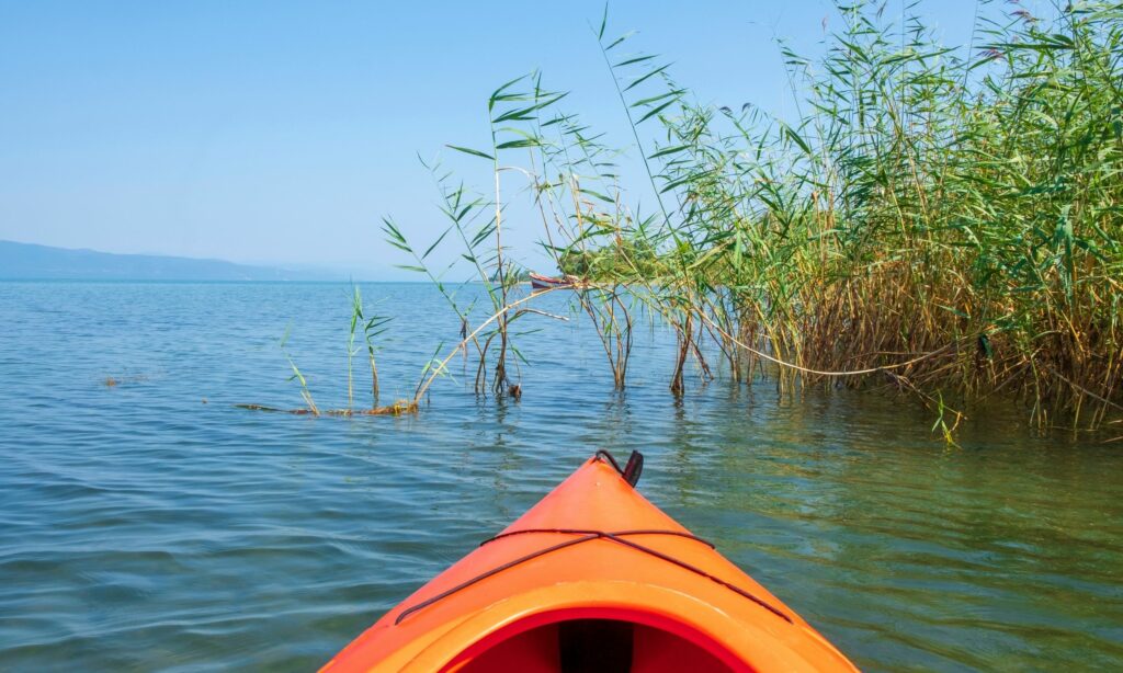 faire du canoe sur le lac de naussac