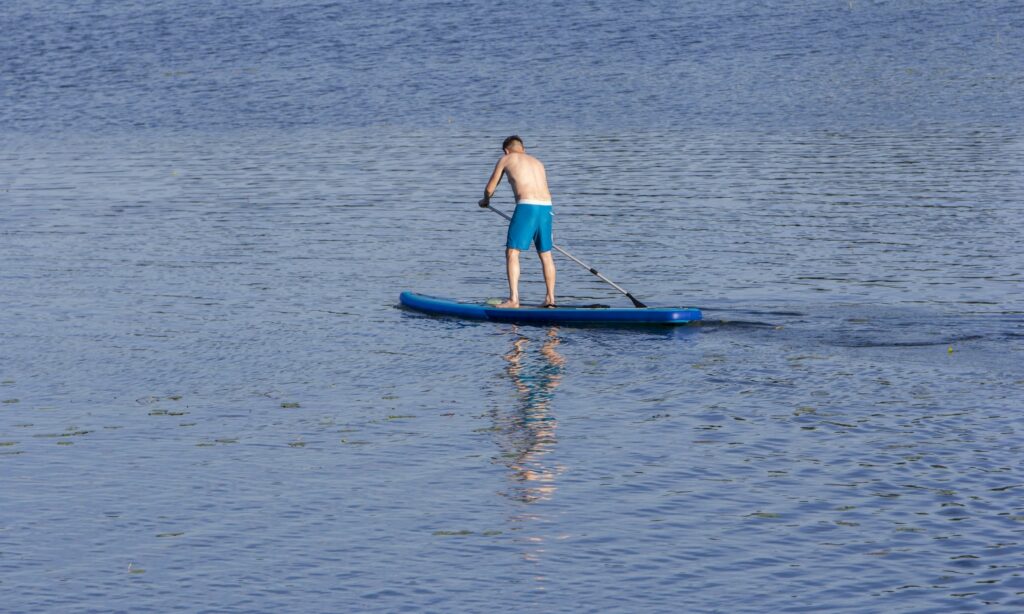 location paddle sur le lac de naussac en lozère