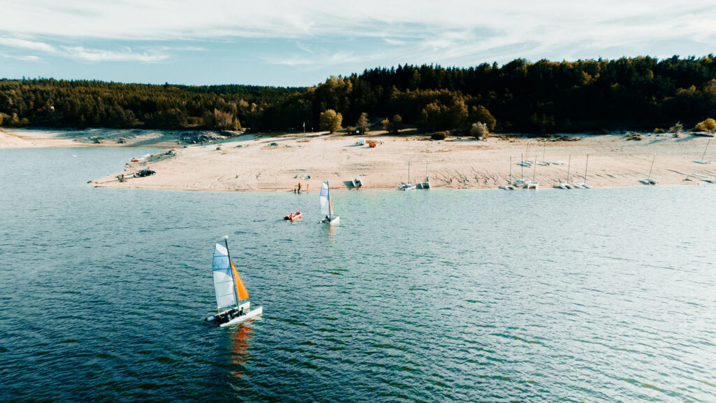 base de loirsirs en lozere autour du lac de naussac