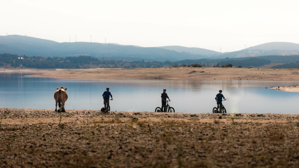 trottinette électrique tout terrain autour du lac de naussac