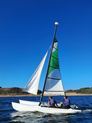 catamaran sur le lac de naussac