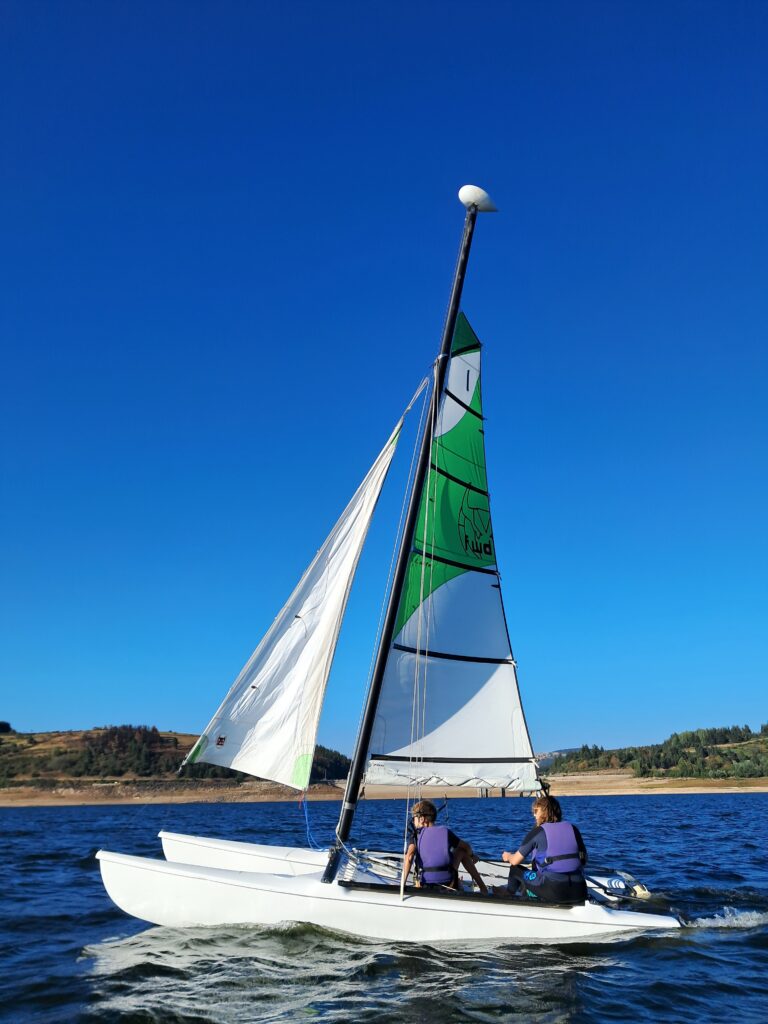 catamaran sur le lac de naussac