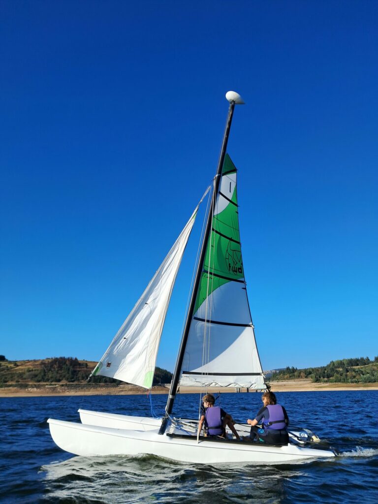 catamaran sur le lac de naussac