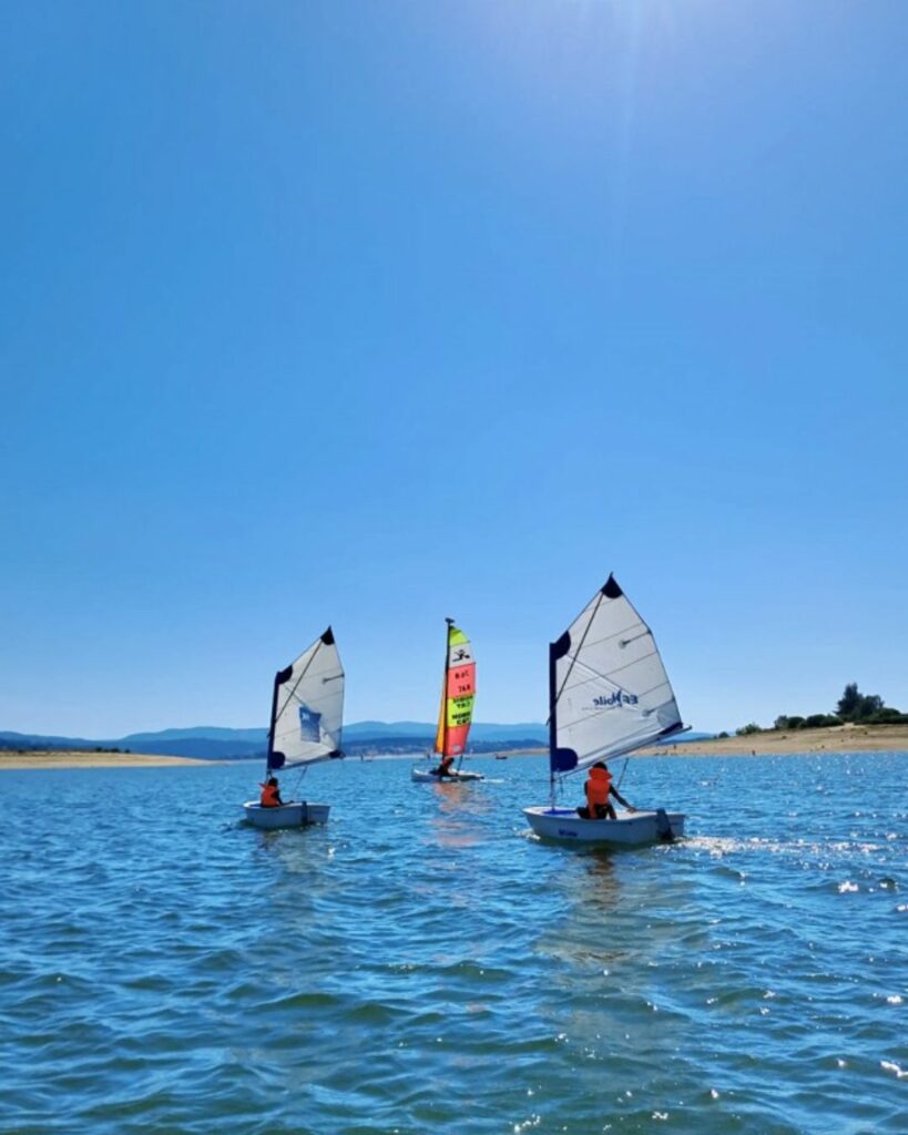 cycle voile et optimist pour les écoliers de primaire sur le lac de naussac
